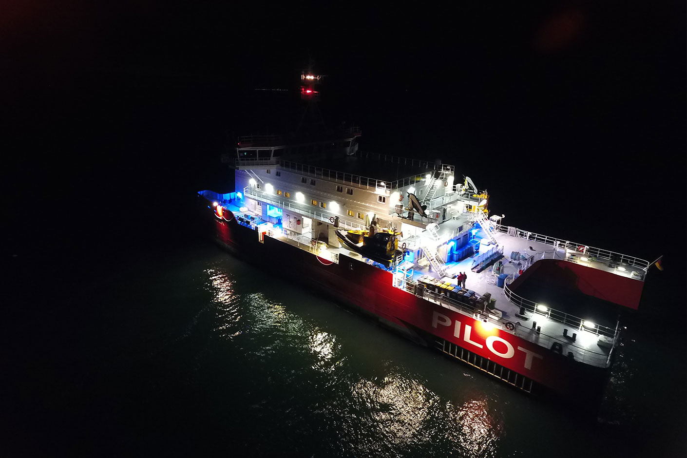 pilotenboot-bei-nacht